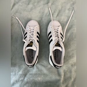 Adidas men’s size 9 classic black and white stripe sneakers